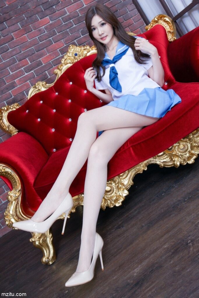 成熟迷人的美少妇，美腿纤细白皙真性感-嘿次元