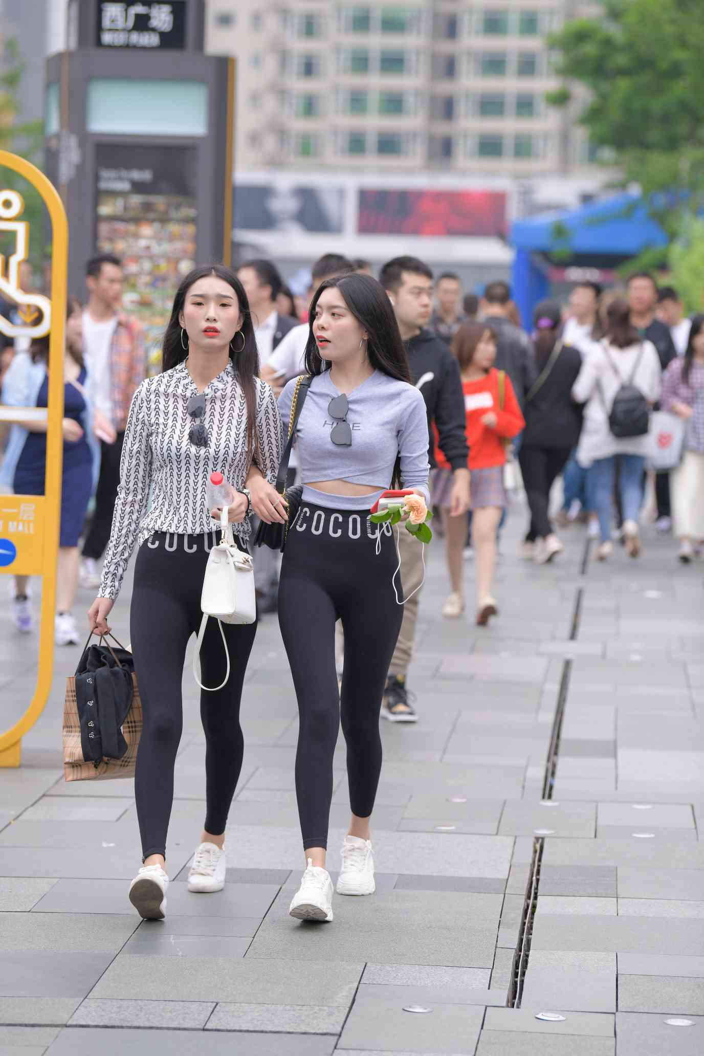 图片[1]-【免费】逛街的两个瑜伽裤姑娘【40P】04030-嘿次元