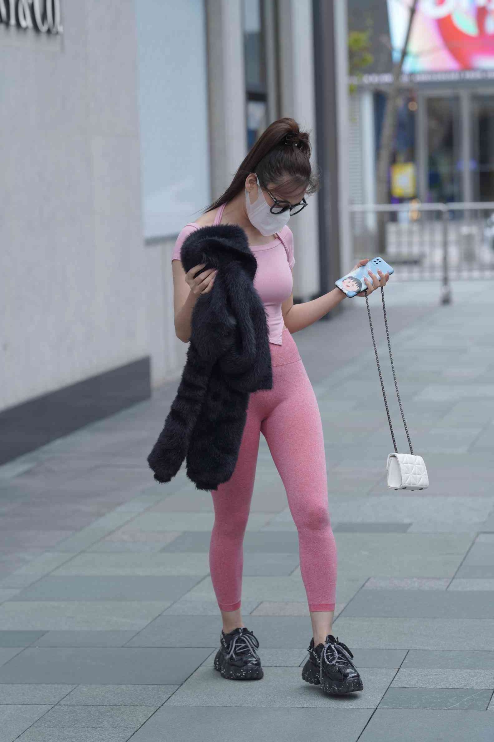 图片[1]-粉红色瑜伽裤的眼镜妹妹【93P】04019-嘿次元