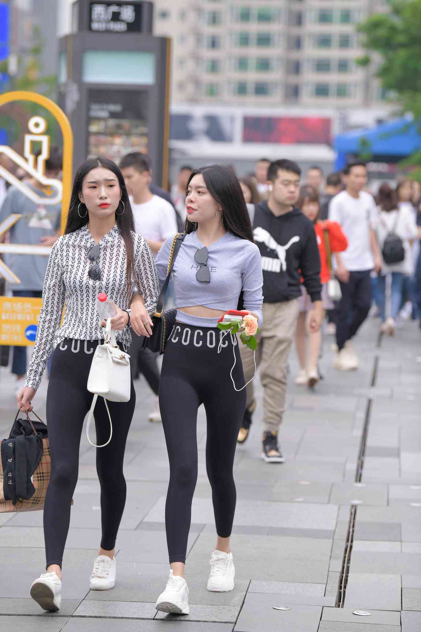 图片[2]-【免费】逛街的两个瑜伽裤姑娘【40P】04030-嘿次元