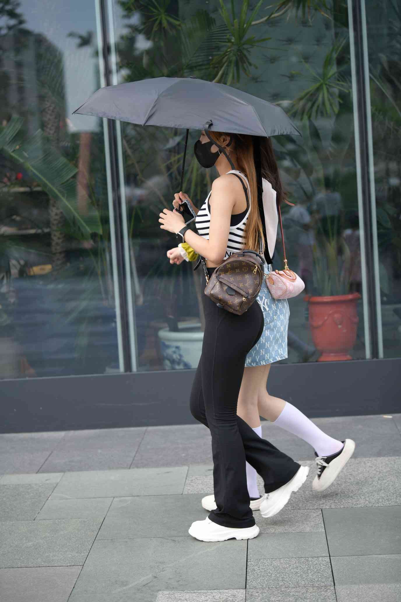 图片[2]-打伞的瑜伽裤姑娘【93P】04032-嘿次元