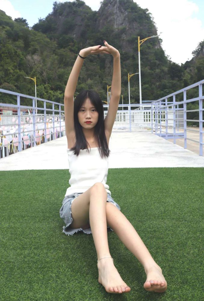 坐在草地上的长发女孩【172P】20012-嘿次元