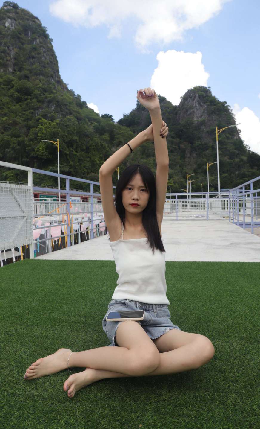 图片[3]-坐在草地上的长发女孩【172P】20012-嘿次元
