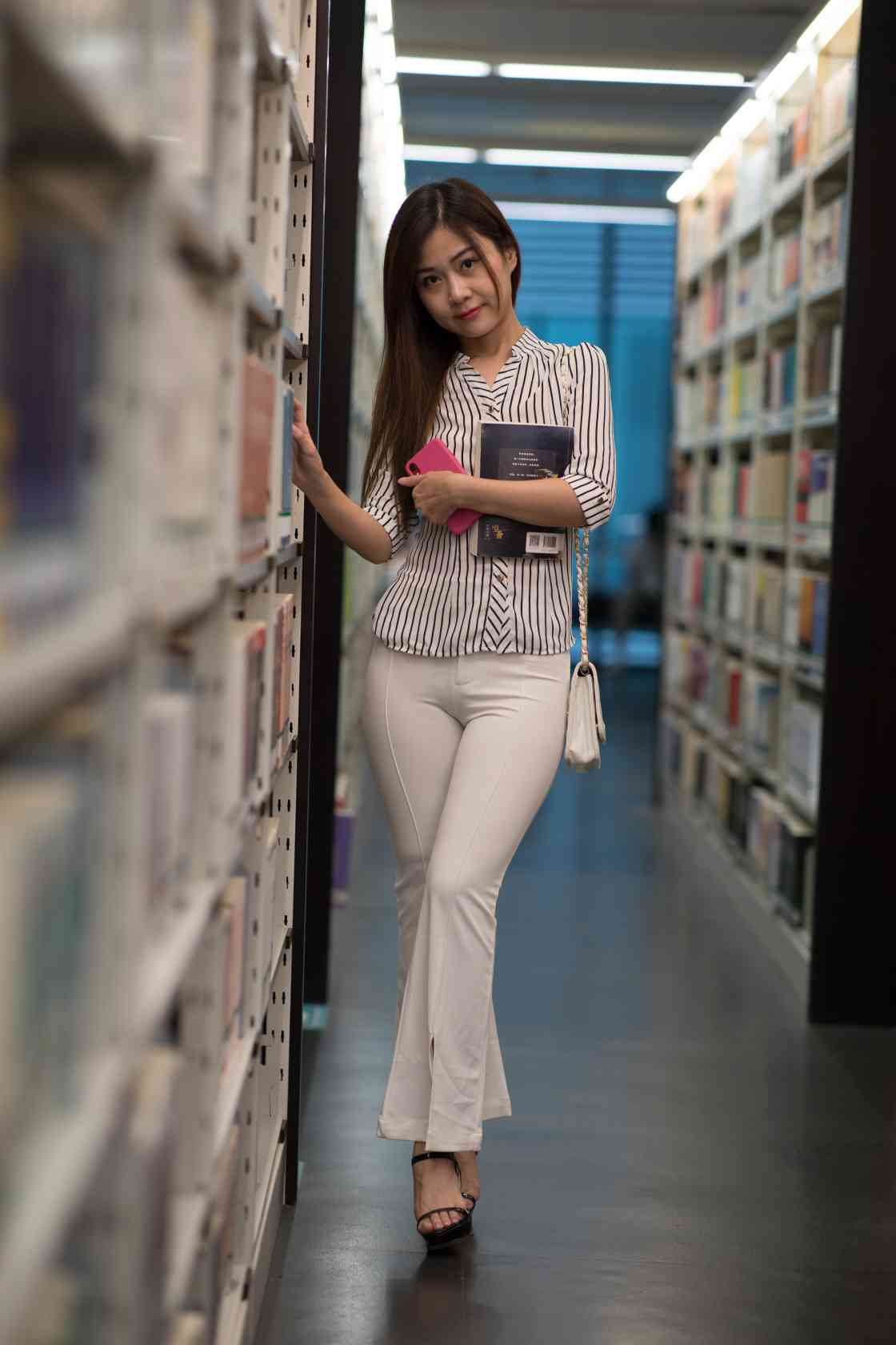 图片[5]-逛书店的白色紧身裤女孩【450P】04040-嘿次元