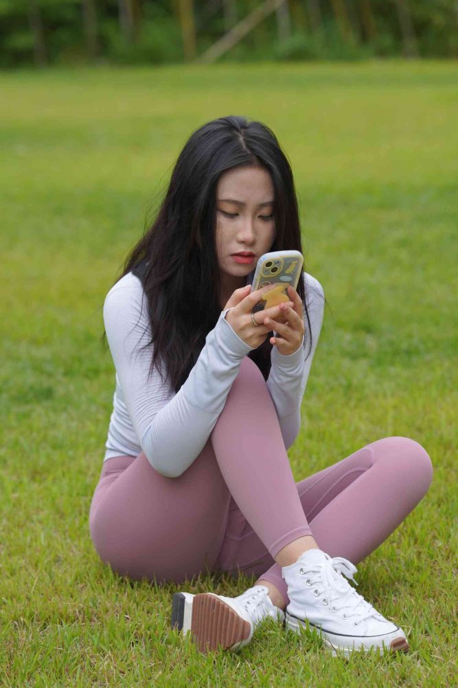 坐在草地玩手机的瑜伽姑娘【733P】04012-嘿次元