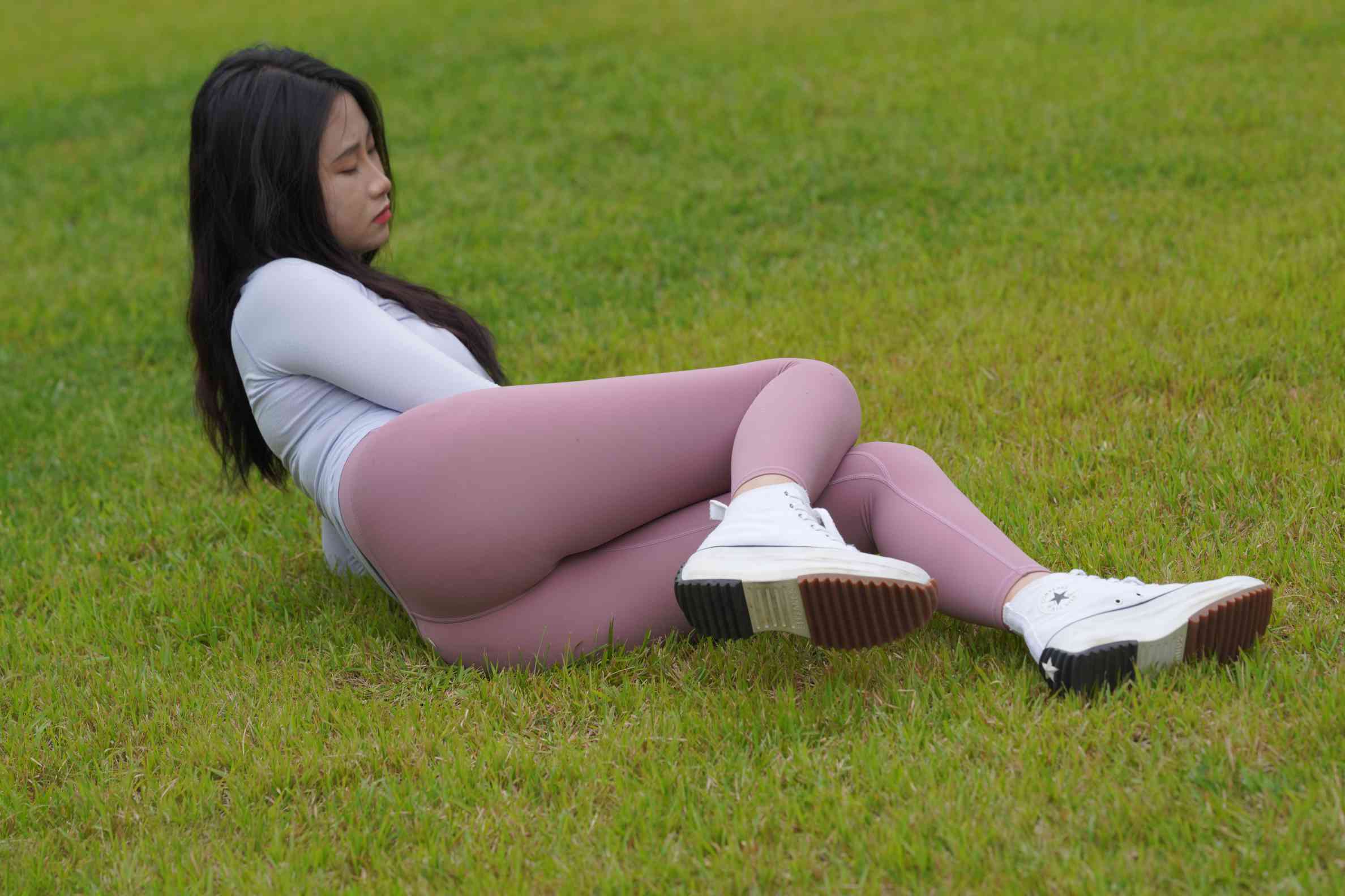 图片[4]-坐在草地玩手机的瑜伽姑娘【733P】04012-嘿次元