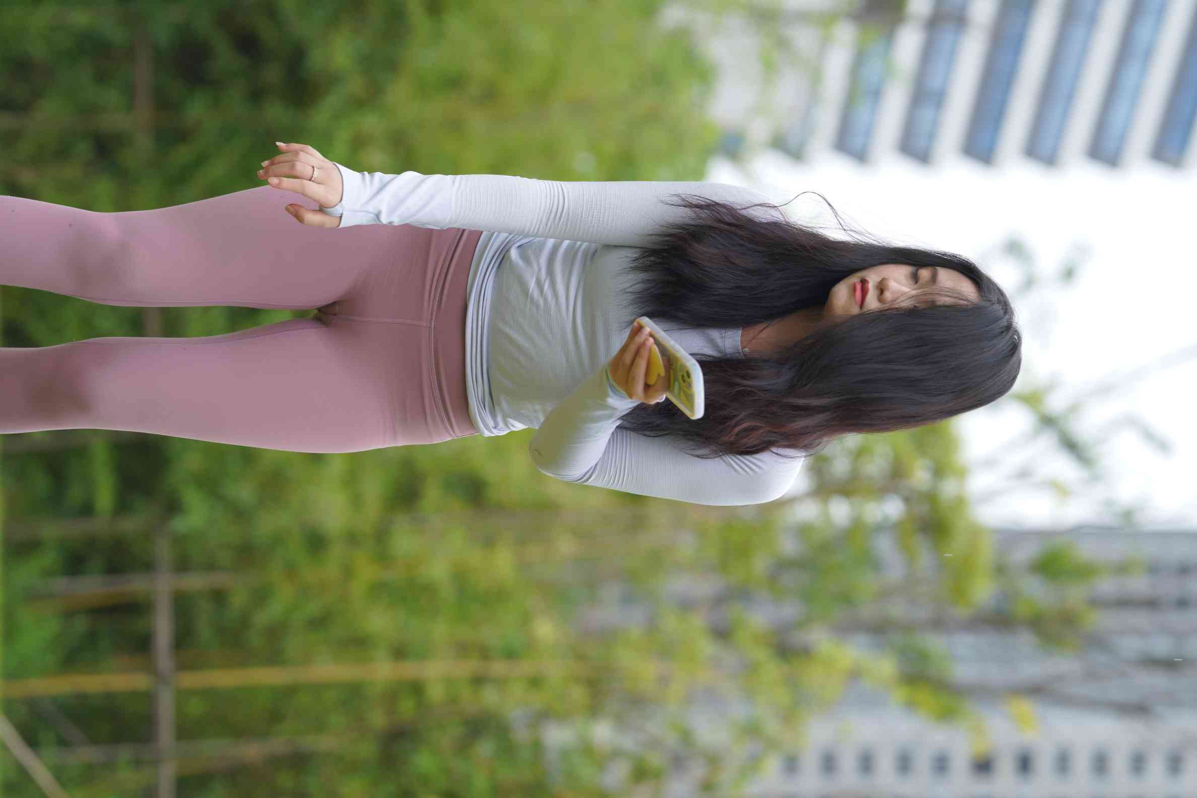 图片[5]-坐在草地玩手机的瑜伽姑娘【733P】04012-嘿次元