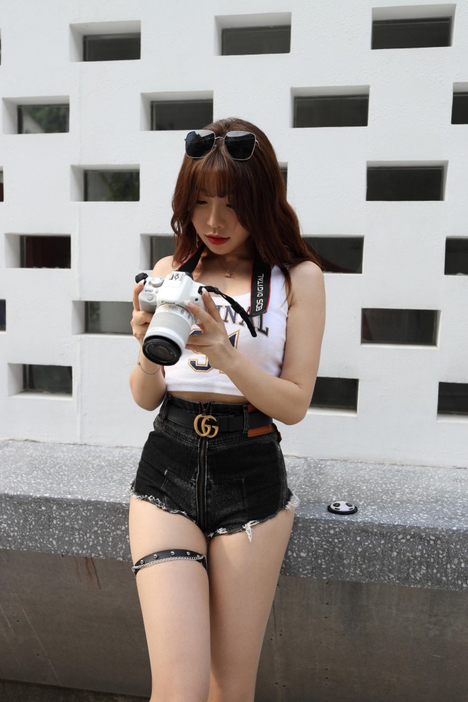 图片[4]-在户外玩单反相机的牛仔热裤女孩【450MB】00032-嘿次元