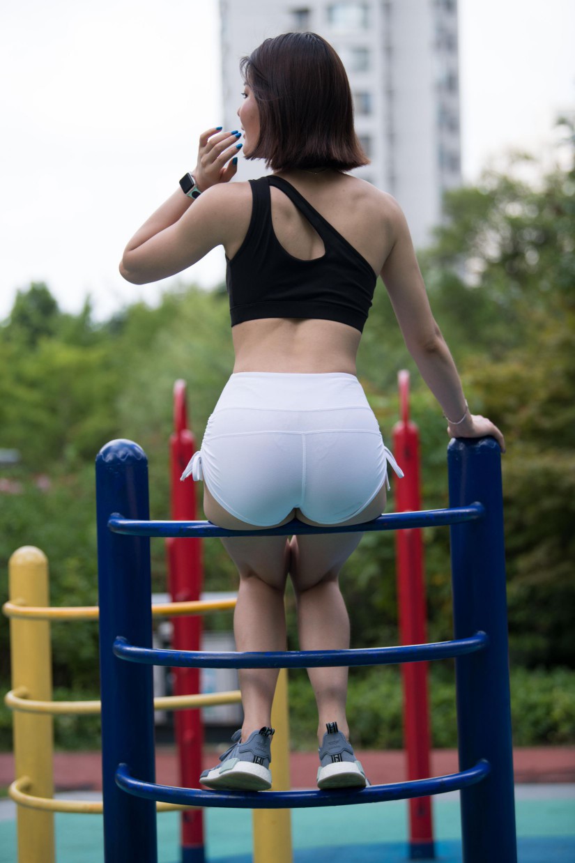 图片[6]-在户外玩耍的白色短裤漂亮姑娘【239P】00061-嘿次元