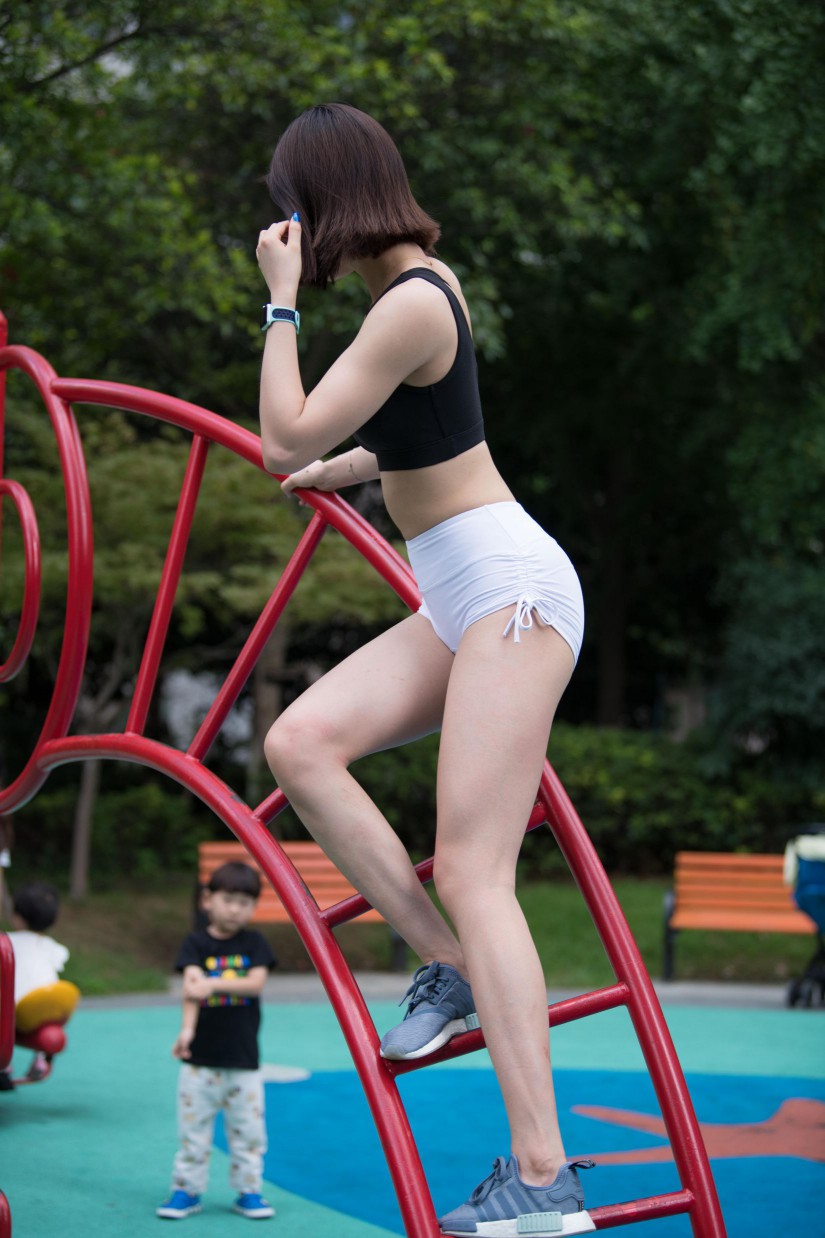 图片[2]-在户外玩耍的白色短裤漂亮姑娘【239P】00061-嘿次元