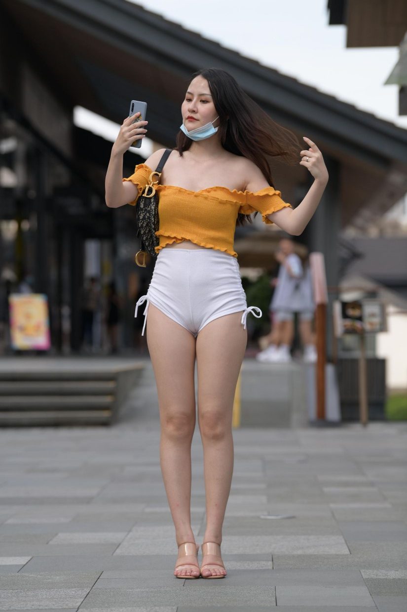 图片[1]-高腰白色短裤的漂亮女孩【767P】00065-嘿次元