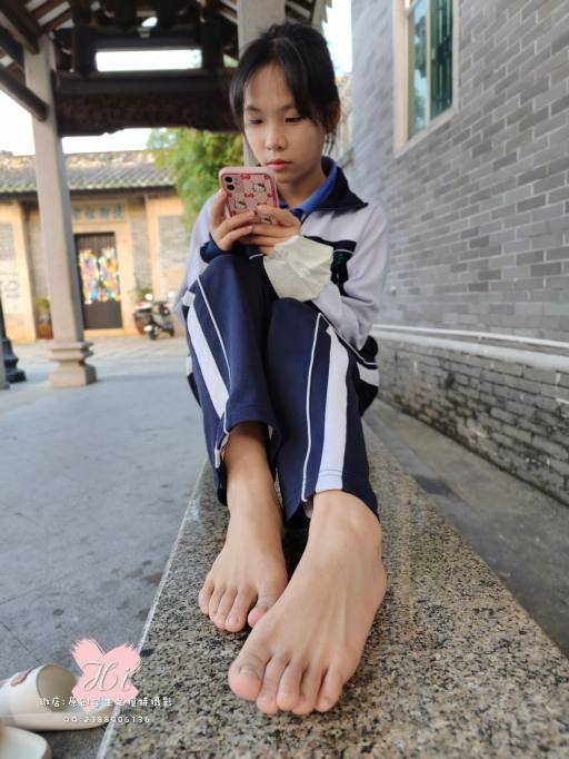 【免费】专心致志玩手机的女孩【42P】20028-嘿次元