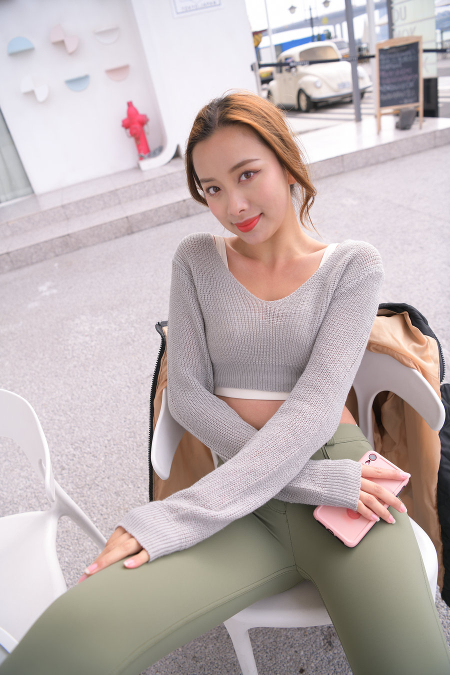 图片[2]-非常可爱的瑜伽裤女孩坐在凳子上 J1520 998P1V-26.5GB-嘿次元