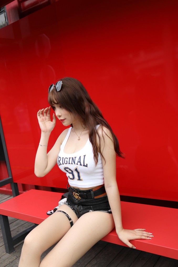 图片[5]-在户外玩单反相机的牛仔热裤女孩【450MB】00032-嘿次元