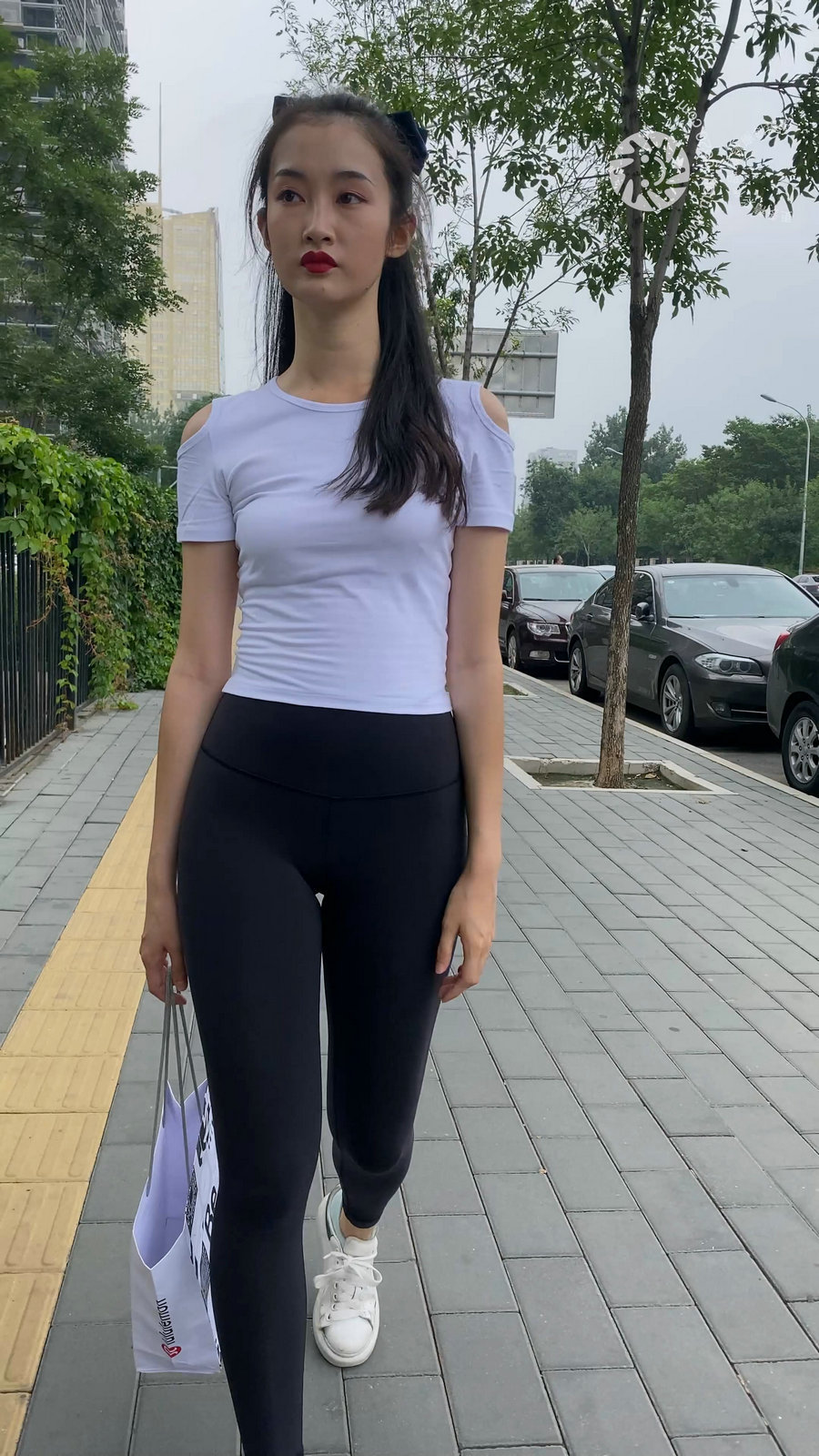 图片[1]-黑色瑜伽裤逛街的女孩J4000 MP4-7.76GB-嘿次元