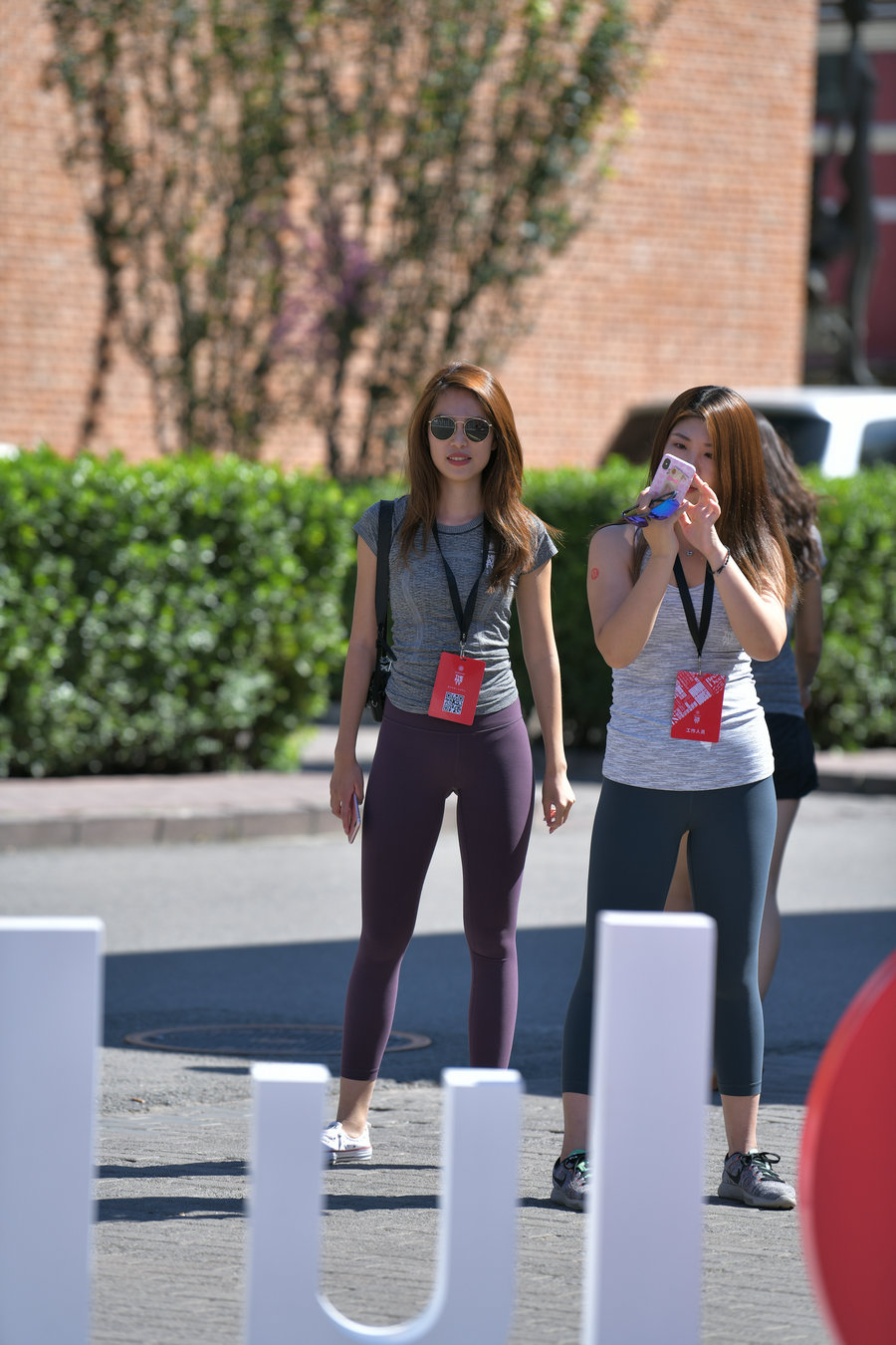 图片[1]-紫色瑜伽裤墨镜导游J4604 27P-336MB-嘿次元