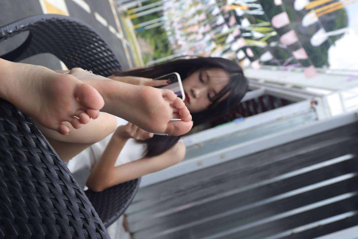 图片[2]-坐在草地上的长发女孩【172P】20012-嘿次元