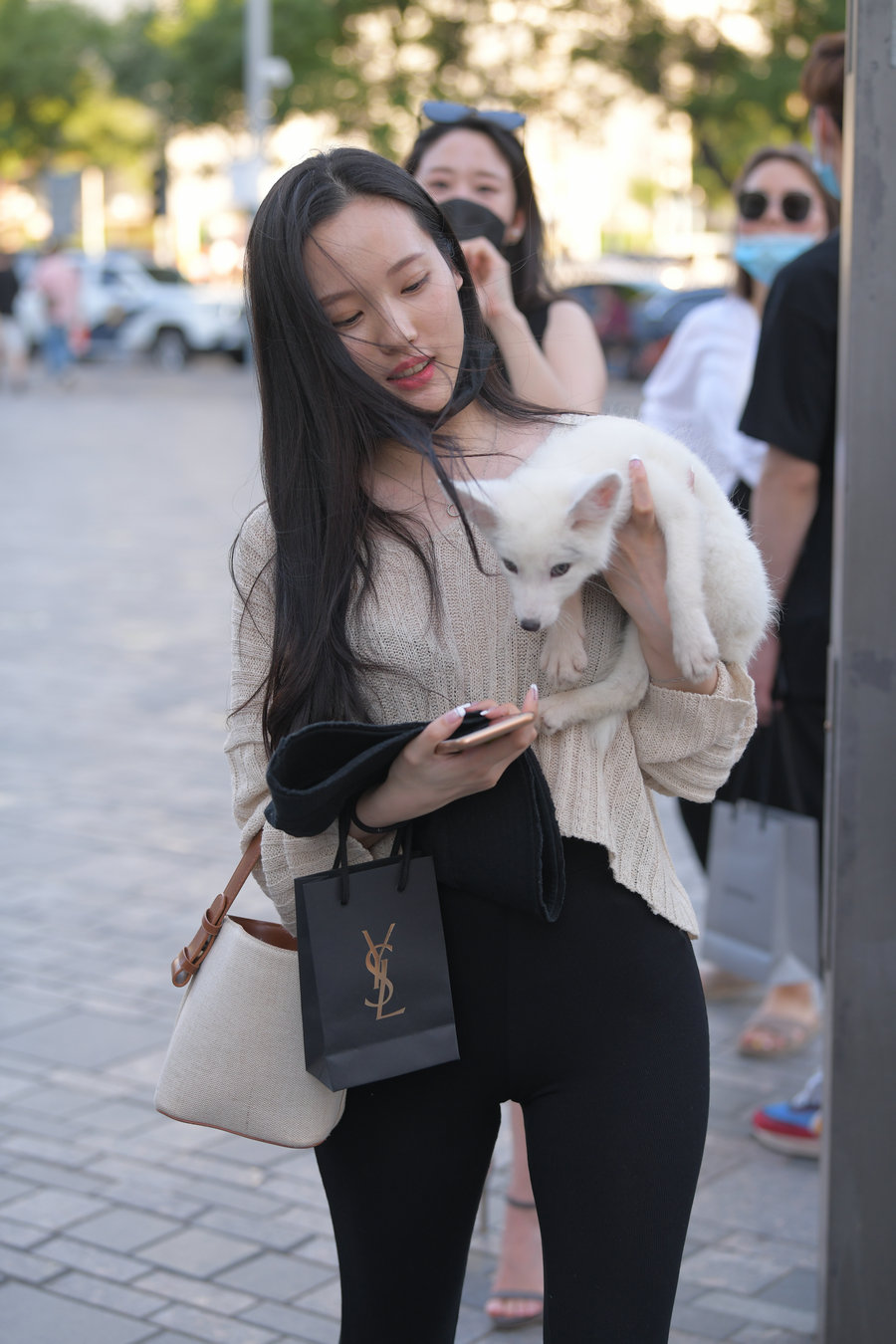 图片[1]-抱着小狗的漂亮女孩 J2106 136P-3.25GB-嘿次元