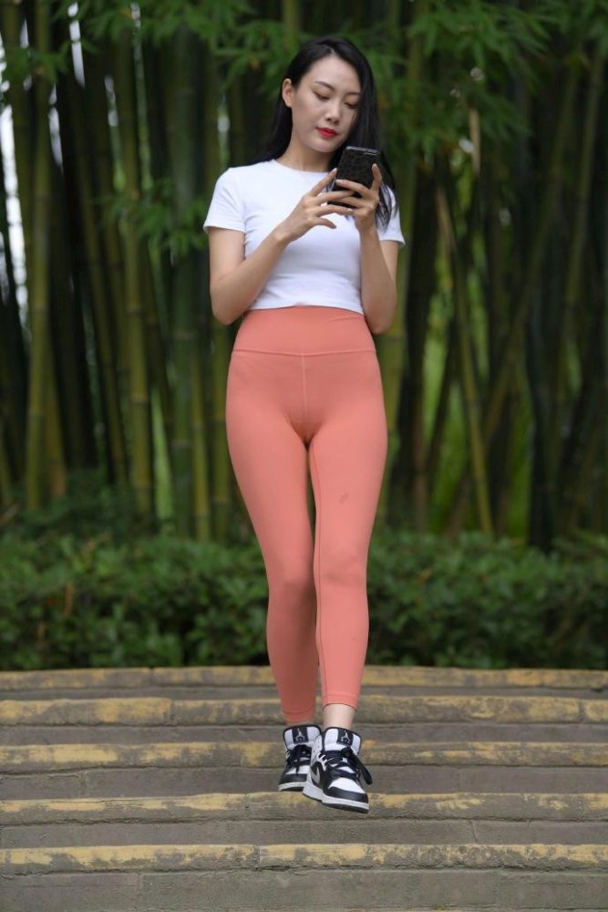 时尚的橘色瑜伽裤女人 J1935 496P1V-20.8GB-嘿次元