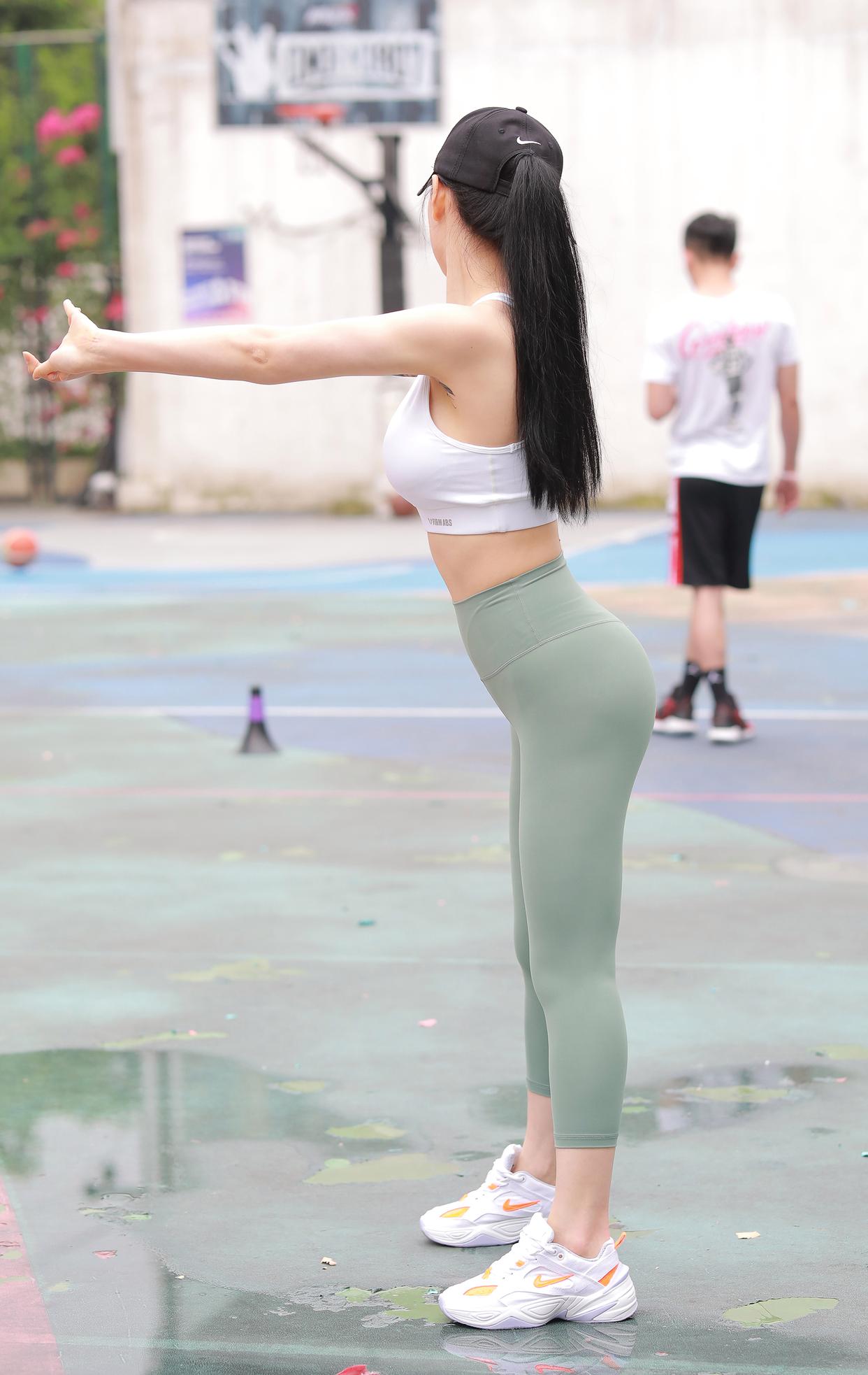 图片[1]-打扮很休闲的瑜伽裤女孩 J1600 415P3V-10.4GB-嘿次元