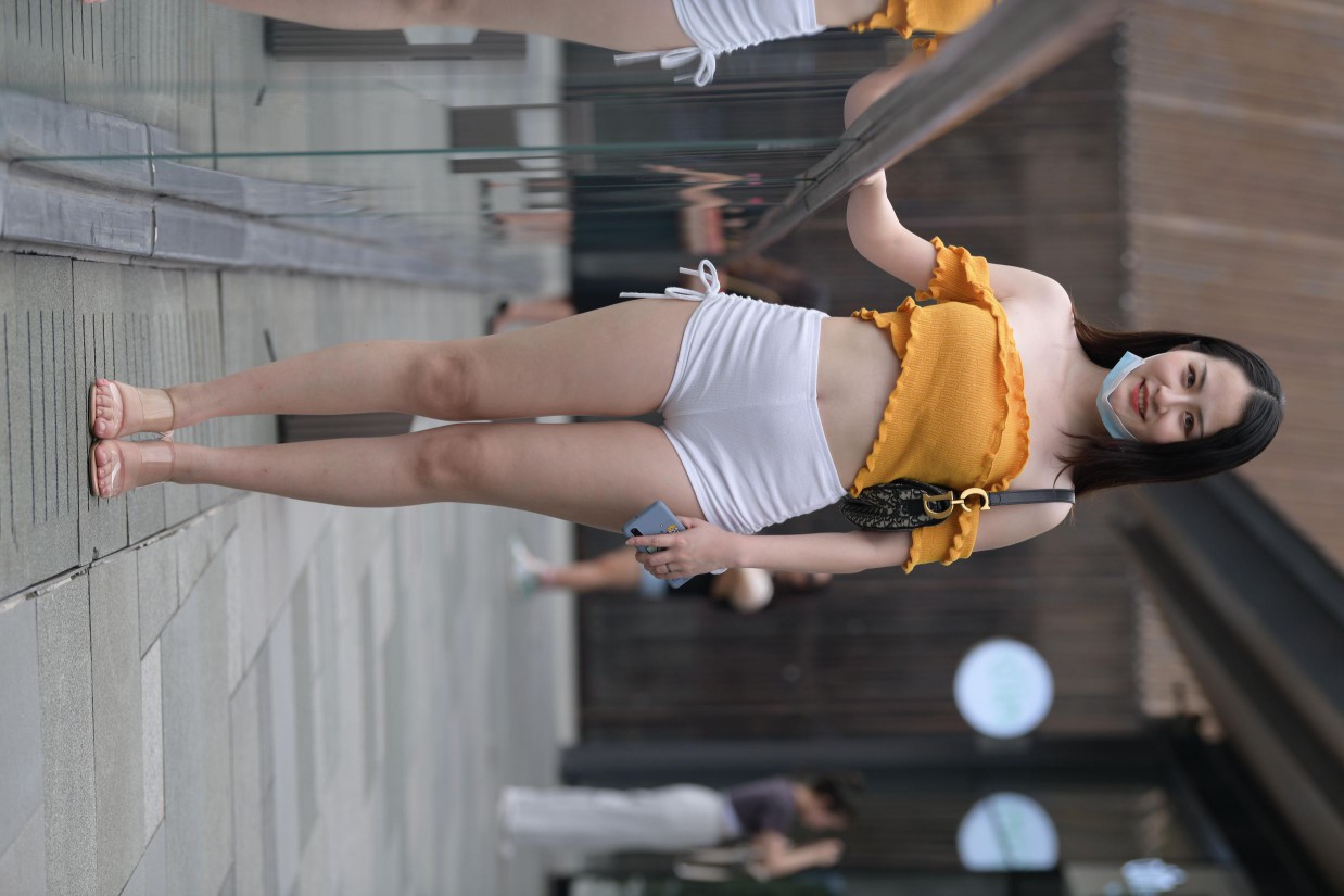 图片[2]-高腰白色短裤的漂亮女孩【767P】00065-嘿次元