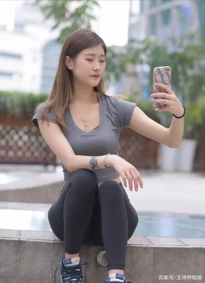 图片[2]-有小虎牙非常甜美的瑜伽裤女孩-嘿次元