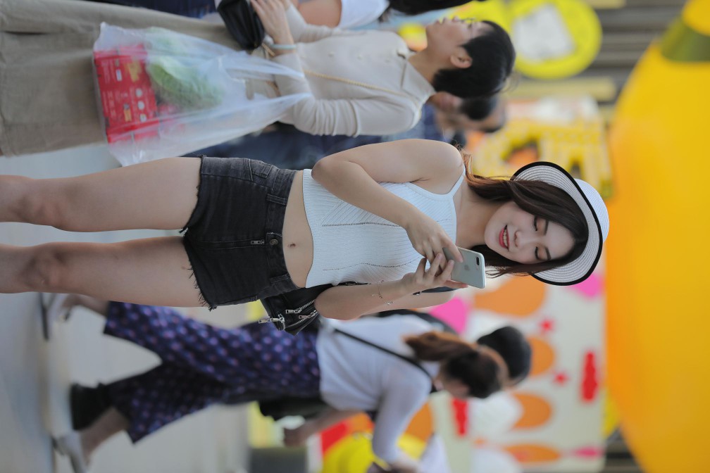 图片[2]-非常时尚阳光的牛仔热裤女孩【808P】00064-嘿次元