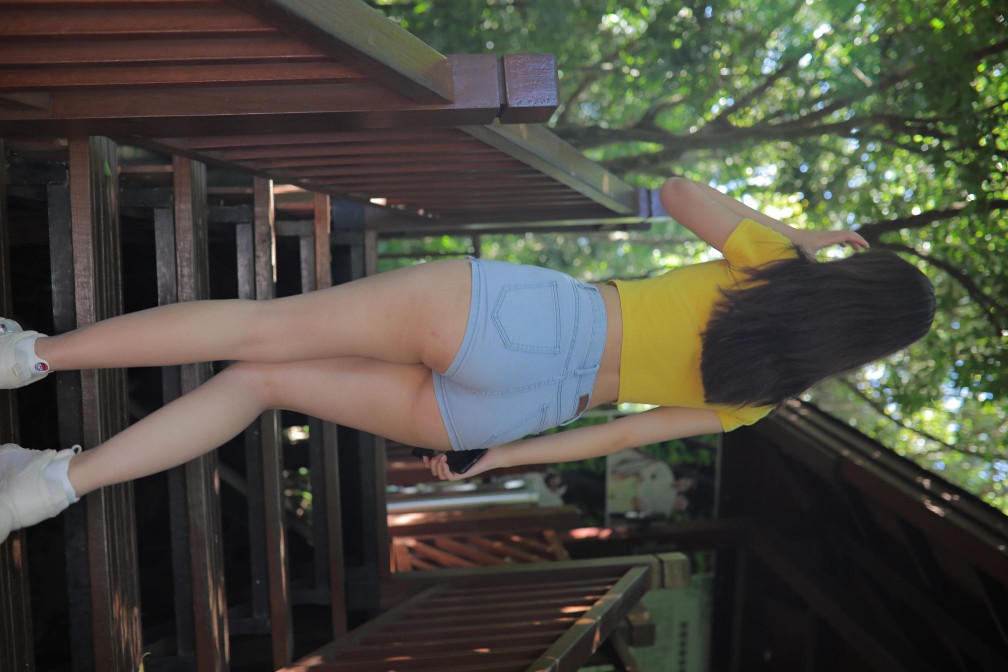 图片[3]-在户外散心的紧身牛仔短裤女孩【536P】00048-嘿次元