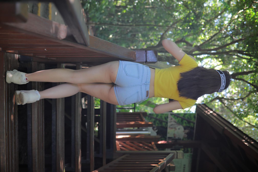 图片[5]-在户外散心的紧身牛仔短裤女孩【536P】00048-嘿次元