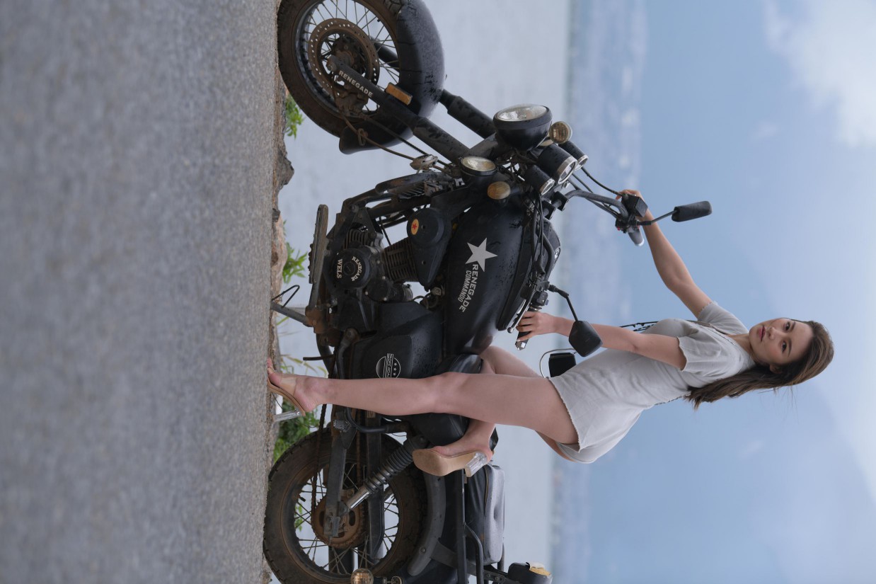 图片[2]-阴雨天在海边骑车的长发女人【156P】00044-嘿次元