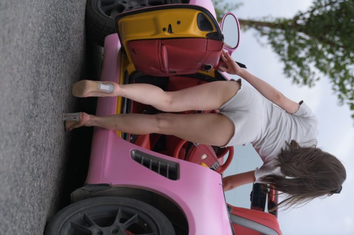 在海边开跑车的连衣短裤女孩【390P】00030-嘿次元