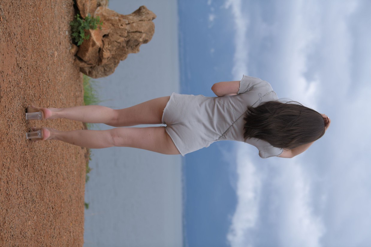 图片[5]-在海边开跑车的连衣短裤女孩【390P】00030-嘿次元