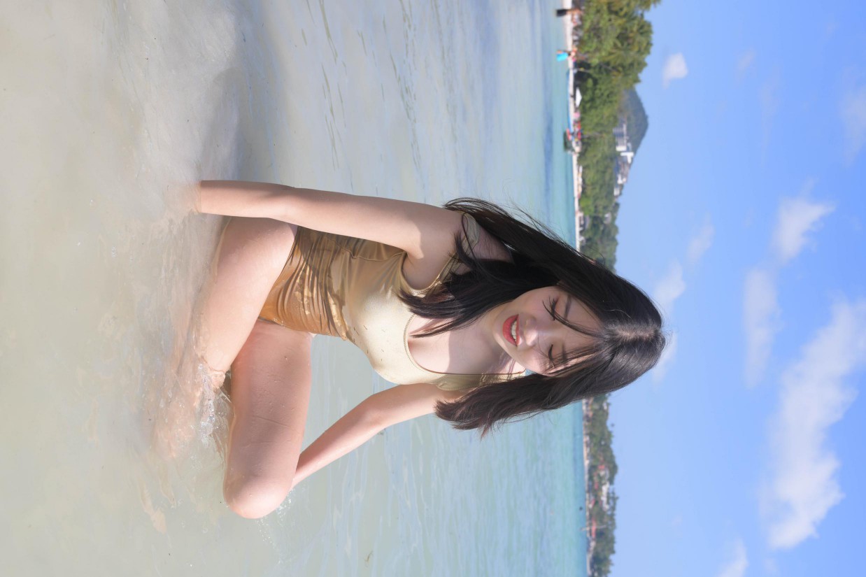 图片[5]-戴太阳帽在海边晒太阳的比基尼女孩【377P】00014-嘿次元