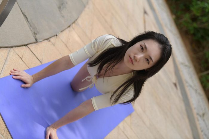 游泳池旁边的比基尼女生【327P】00042-嘿次元