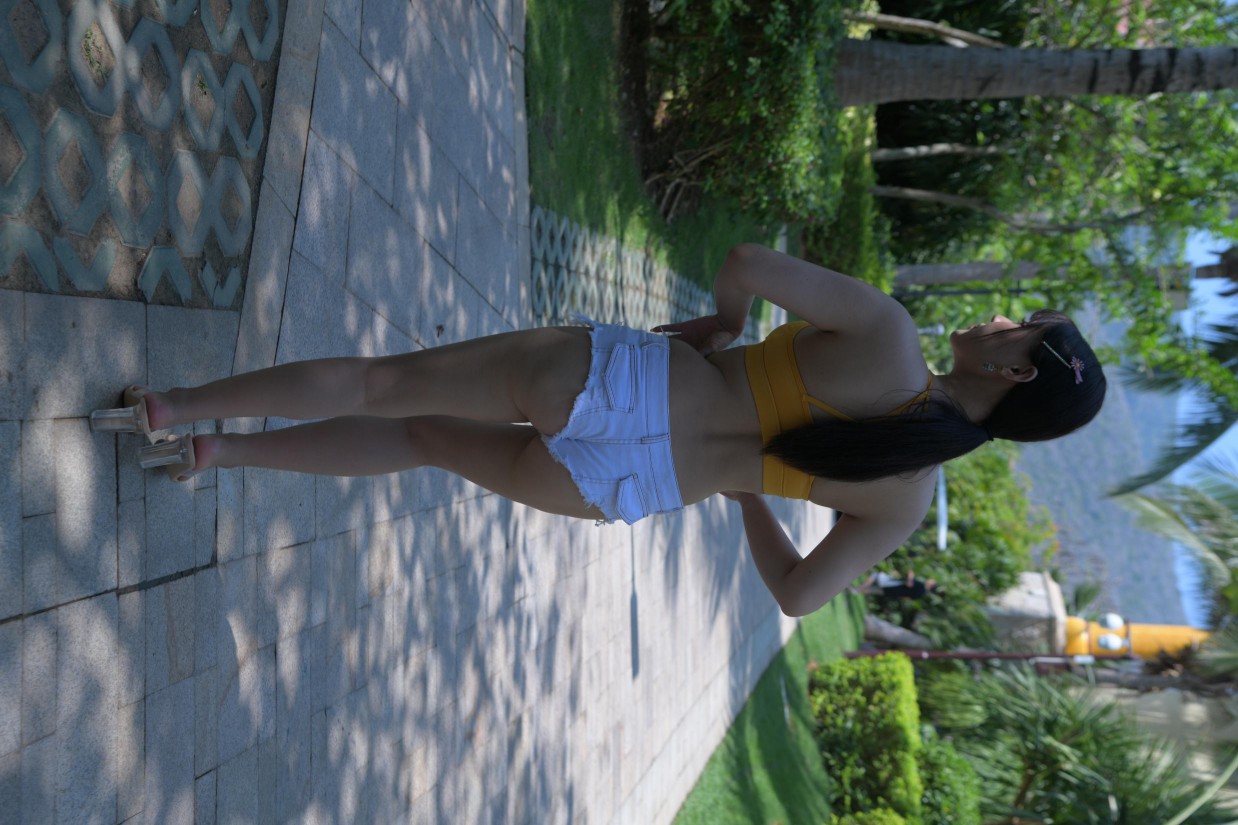 图片[2]-在海南度假的紧身白色短裤女孩【202P】00033-嘿次元