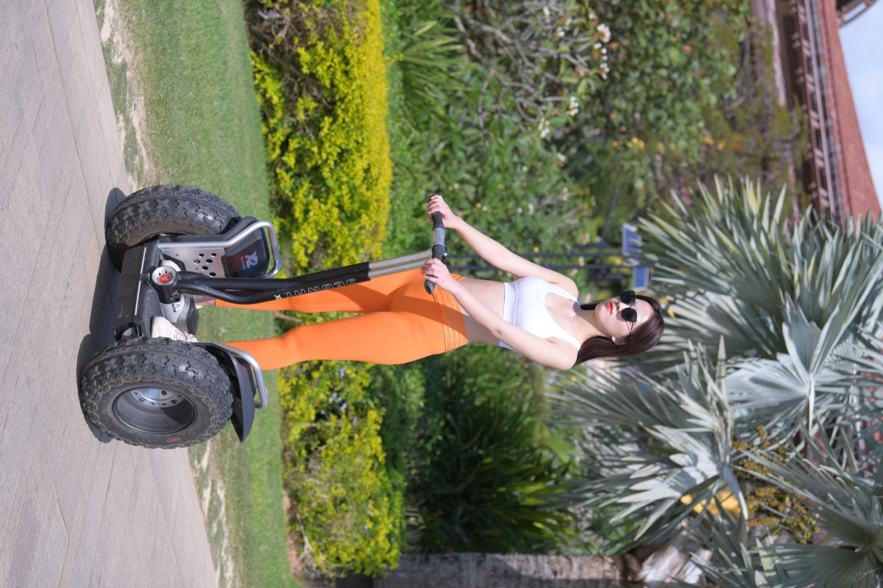 图片[3]-骑着平衡车的橘黄色瑜伽裤妹妹【620P】00054-嘿次元