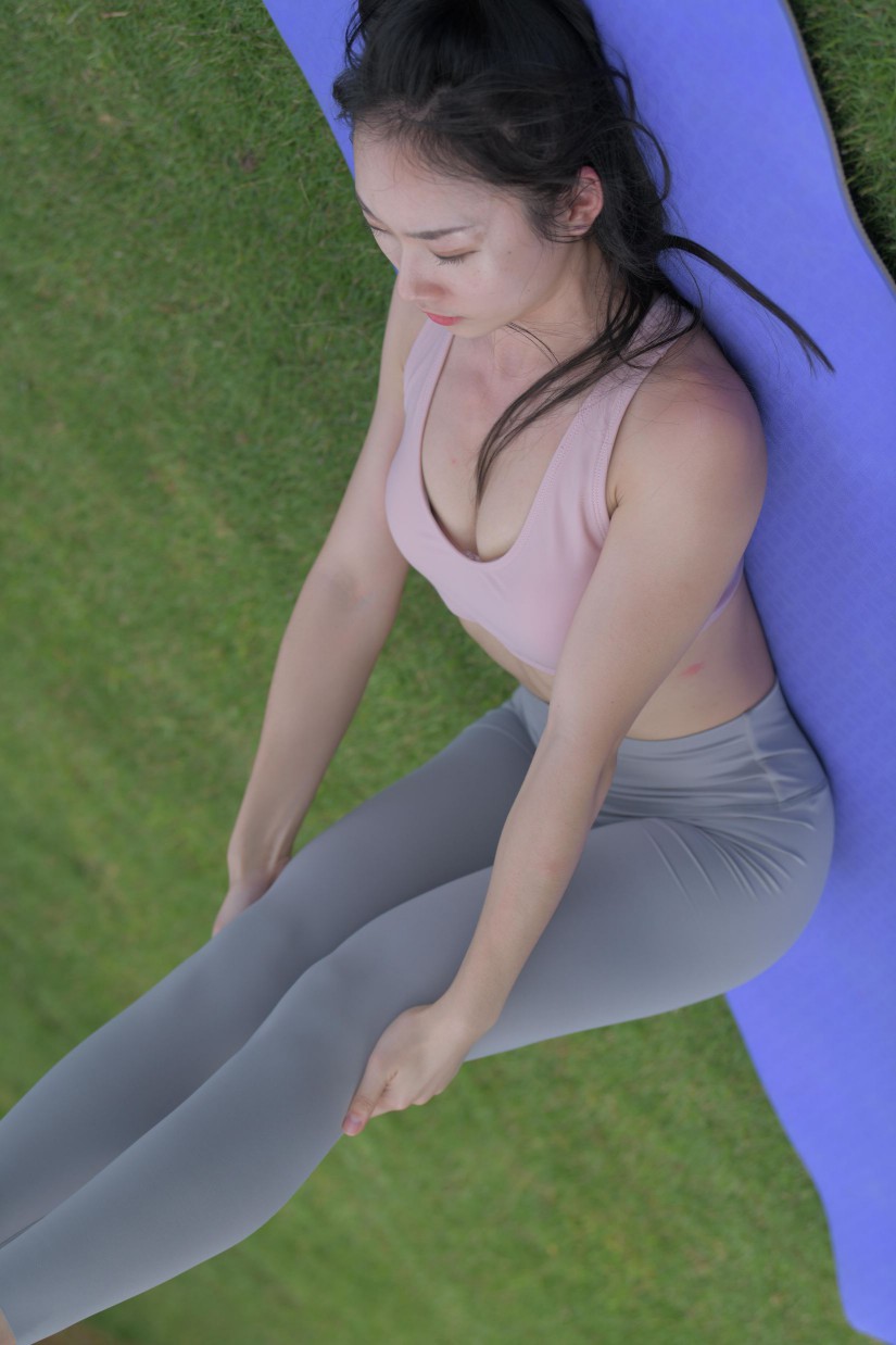 图片[3]-在户外草地上练瑜伽的高马尾女生【235P】00056-嘿次元