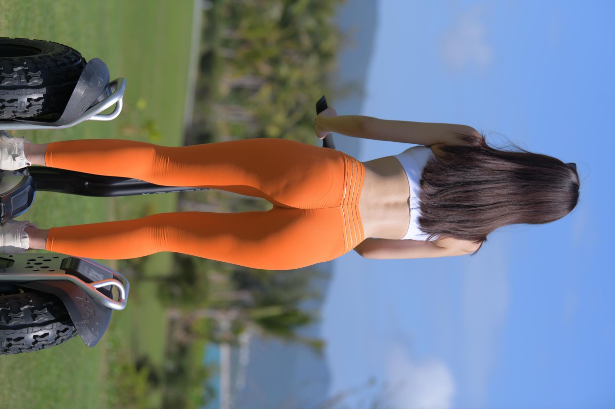 图片[4]-骑着平衡车的橘黄色瑜伽裤妹妹【620P】00054-嘿次元