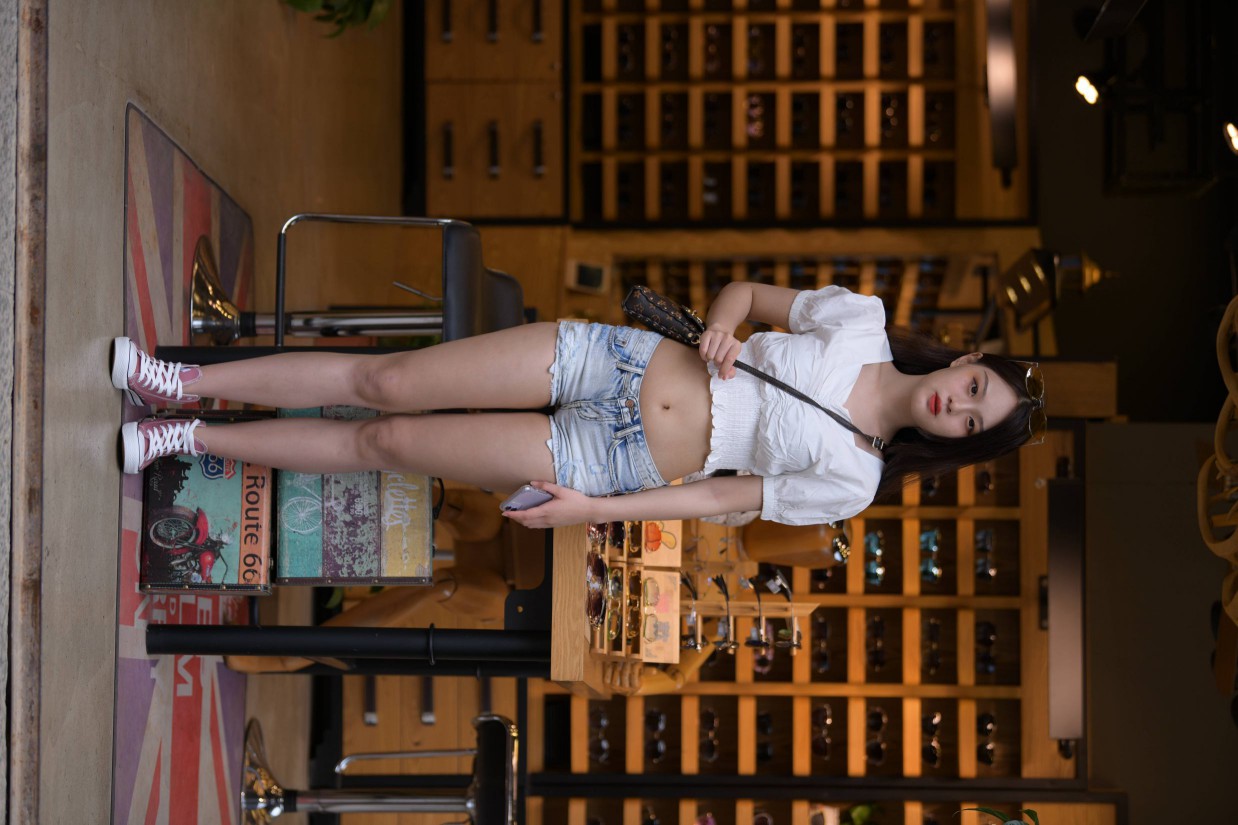 图片[6]-头戴花环的南方姑娘身穿紧身牛仔短裤【161P】00028-嘿次元