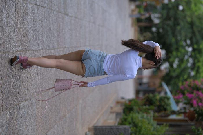 紧身牛仔短裤骑自行车的漂亮女孩【588P】00053-嘿次元