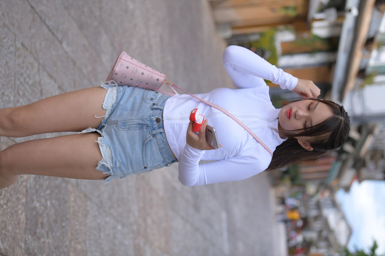 图片[4]-紧身牛仔短裤骑自行车的漂亮女孩【588P】00053-嘿次元