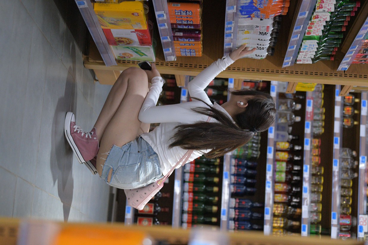 图片[5]-紧身牛仔短裤骑自行车的漂亮女孩【588P】00053-嘿次元