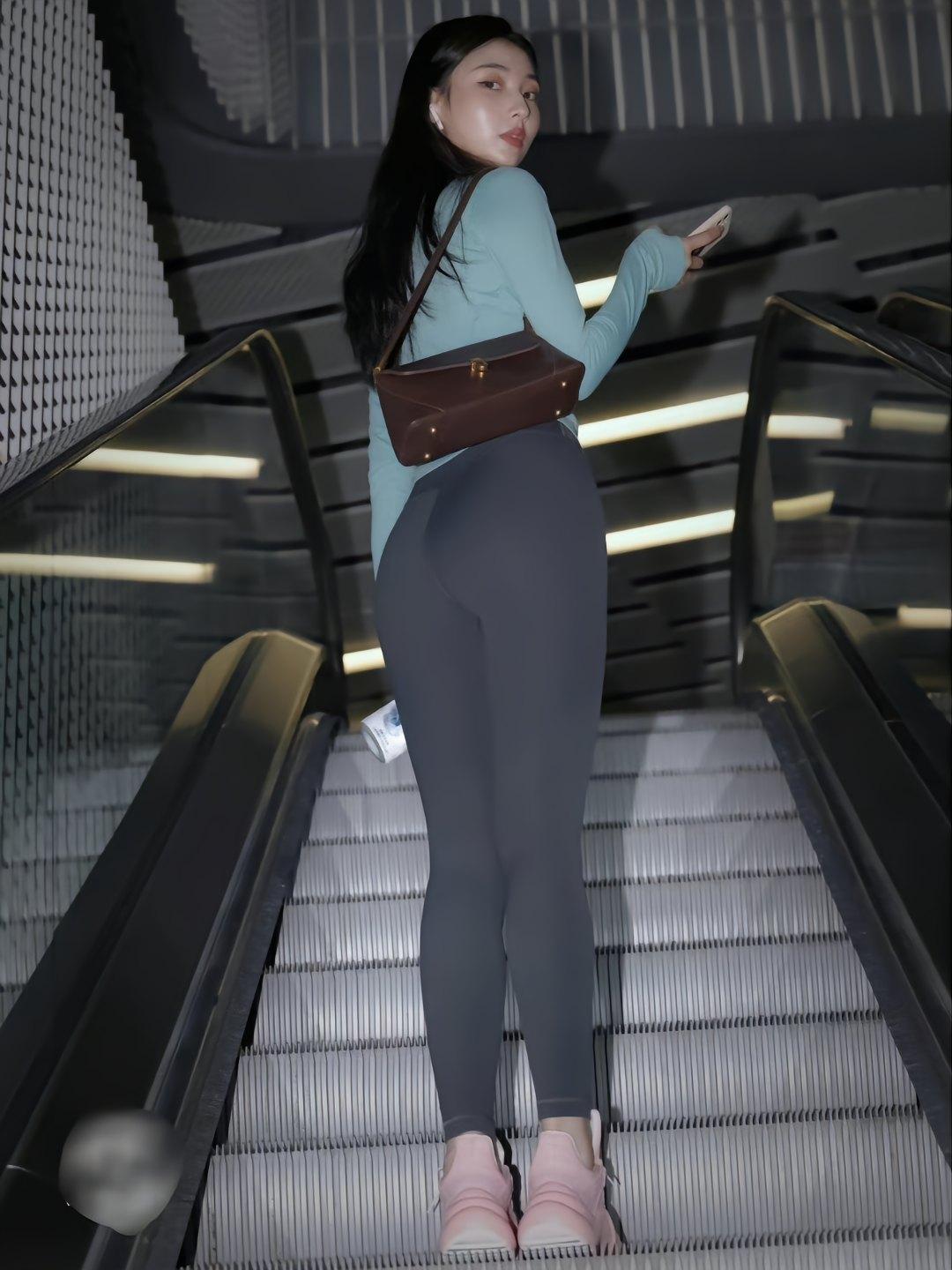 图片[1]-晚上逛商场的瑜伽裤漂亮女孩J2244 225P2V-15.1GB-嘿次元