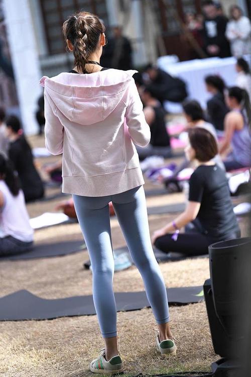 图片[2]-在广场看热闹的瑜伽裤女人-嘿次元