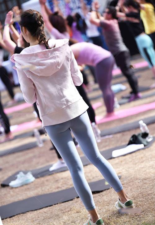 在广场看热闹的瑜伽裤女人-嘿次元