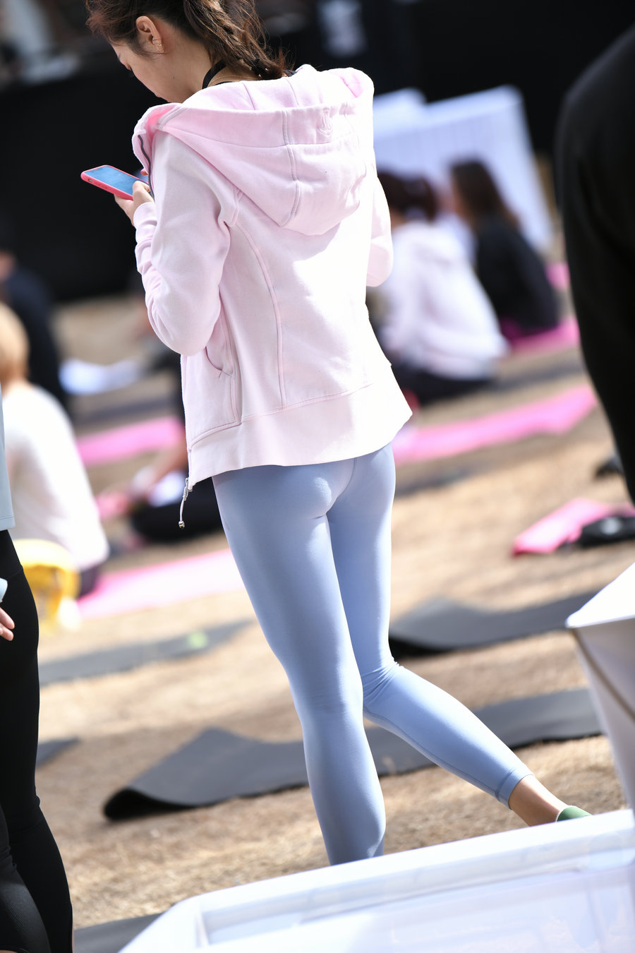 图片[3]-在广场看热闹的瑜伽裤女人-嘿次元