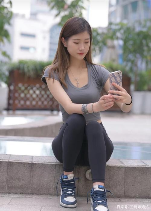 有小虎牙非常甜美的瑜伽裤女孩-嘿次元