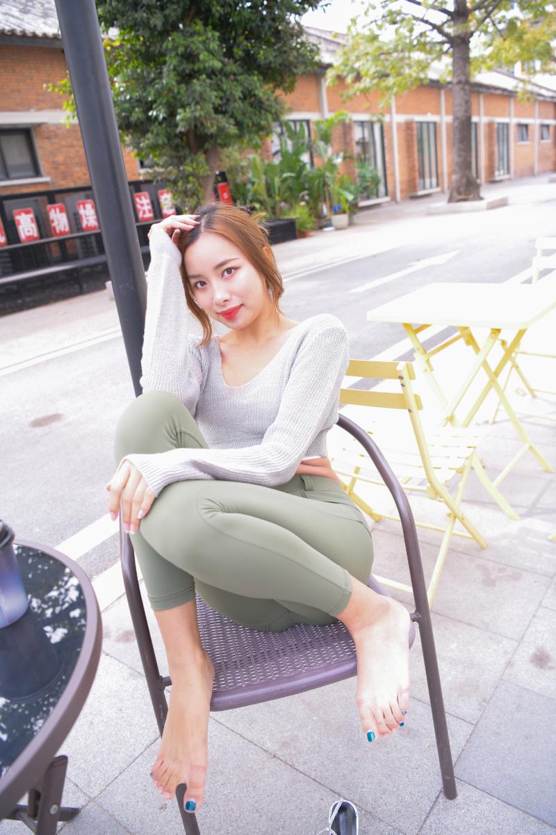 图片[3]-非常可爱的瑜伽裤女孩坐在凳子上 J1520 998P1V-26.5GB-嘿次元