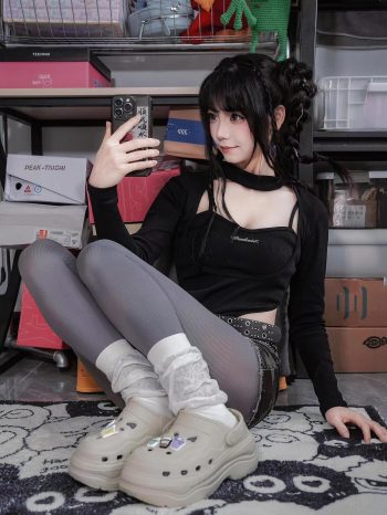 图片[8]-牛仔热裤+灰丝姑娘玩自拍-嘿次元