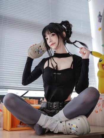 图片[5]-牛仔热裤+灰丝姑娘玩自拍-嘿次元